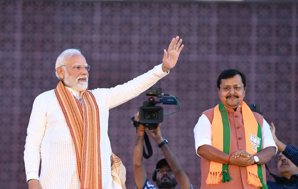 bjpgrnoida's tweet photo. देश के यशस्वी प्रधानमंत्री आदरणीय श्री @narendramodi
 जी के मार्गदर्शन और कुशल नेतृत्व में पश्चिम बंगाल में भाजपा को मिली अभूतपूर्व,ऐतिहासिक एवं प्रचंड विजय के उत्सव को ग्रेटर नोएडा मंडल में बड़े धूम धाम से मनाया गया।
@AmitShahOffice 
@BJP4India
@iabhishek4bjp 
@Arpit4BJP https://t.co/FwIYIOnygj