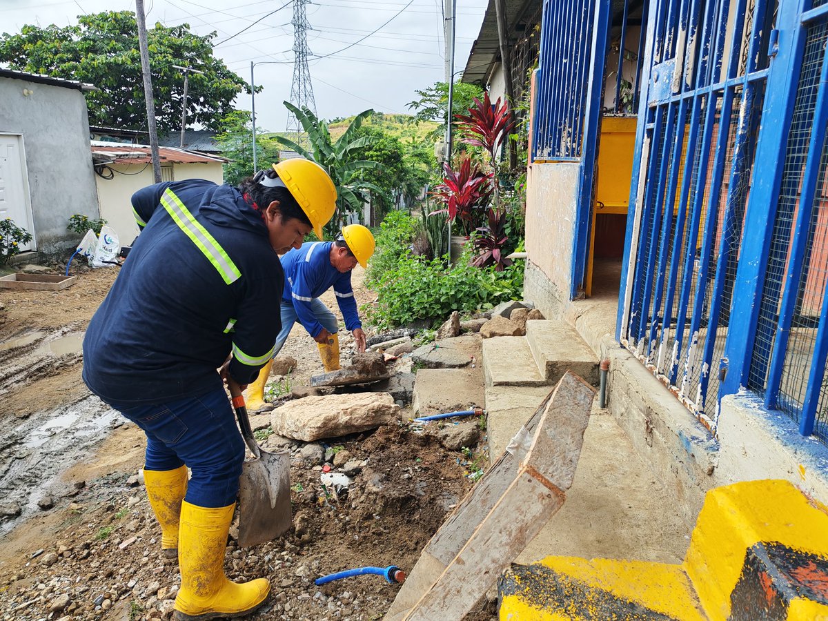 AquilESPueblo1's tweet photo. En la Reinaldo Quiñónez la transformación es imparable.

​Avanzamos con la instalación de la red de agua potable y medidores, una obra clave priorizada por el alcalde @aquilesalvarez @taticoronelf para saldar deudas históricas con el sector. 💧✅

#AquilesEsPueblo 
#SomosTerritorio 
#AsiSeHaceGuayaquil
 #CiudadDeTodos