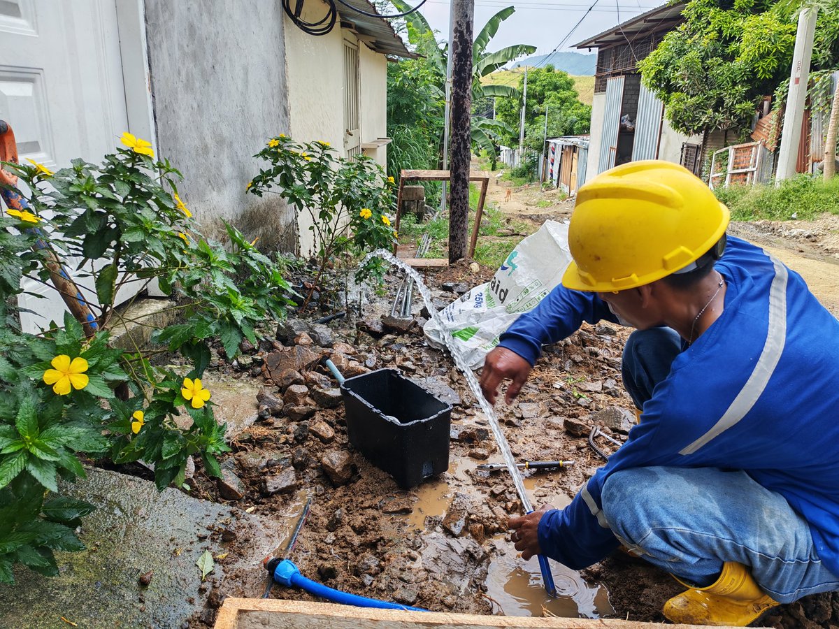 AquilESPueblo1's tweet photo. En la Reinaldo Quiñónez la transformación es imparable.

​Avanzamos con la instalación de la red de agua potable y medidores, una obra clave priorizada por el alcalde @aquilesalvarez @taticoronelf para saldar deudas históricas con el sector. 💧✅

#AquilesEsPueblo 
#SomosTerritorio 
#AsiSeHaceGuayaquil
 #CiudadDeTodos
