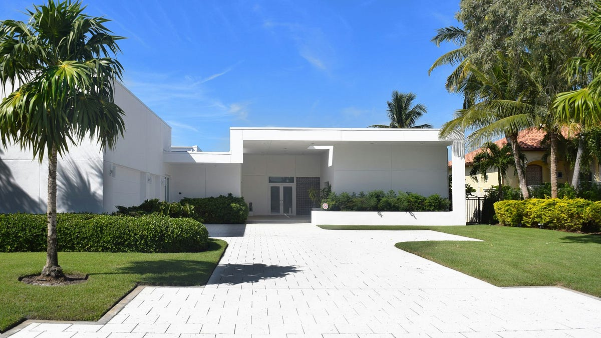 jamaica_homes's tweet image. The Evolution of Beautiful Rental Homes: Picture this: You’re standing on the threshold of a stunning jamaica home, surrounded by breathtaking scenery. The air is laced with… listings.jamaica-homes.com/p/the-evolutio… #JamaicaHomes #RentalProperties #VacationRentals #BeautifulHomes #TravelJamaica