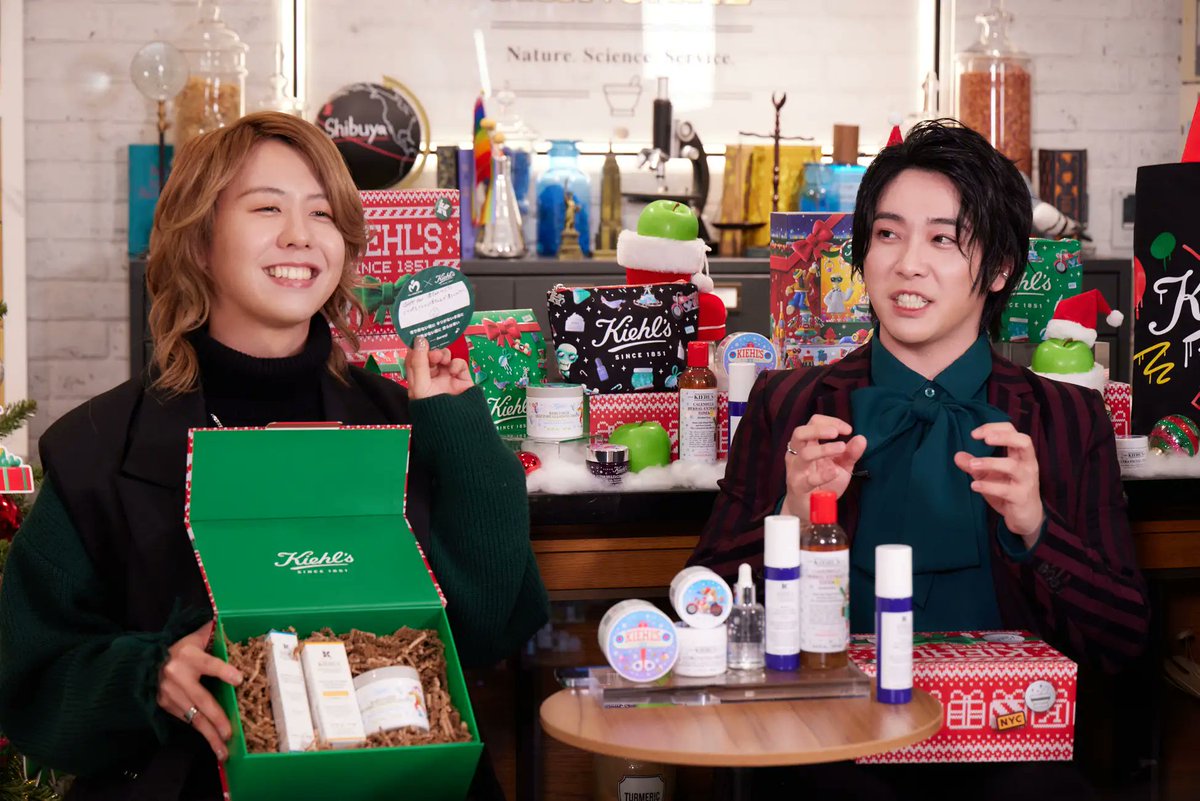 MGA_MG10's tweet photo. 再入荷

#MrsGREENAPPLE × #Kiehl's

4年間の歩み ―
美しいスキンケア

特別な想いが込められたストーリー

Style × Care × Emotion

この商品はとても良いです。
あなたの好きなアーティストのスキンケア商品を購入しましょう。

🛒公式ストア
https://t.co/Mcjxju95s3

#ミセス
#MGA_MAGICAL10YEARS https://t.co/vs84QqAeuO