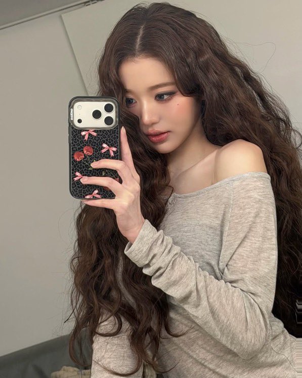 jangnyoni's tweet photo. straight or curly hair? : 3 https://t.co/E2ay45Elg7