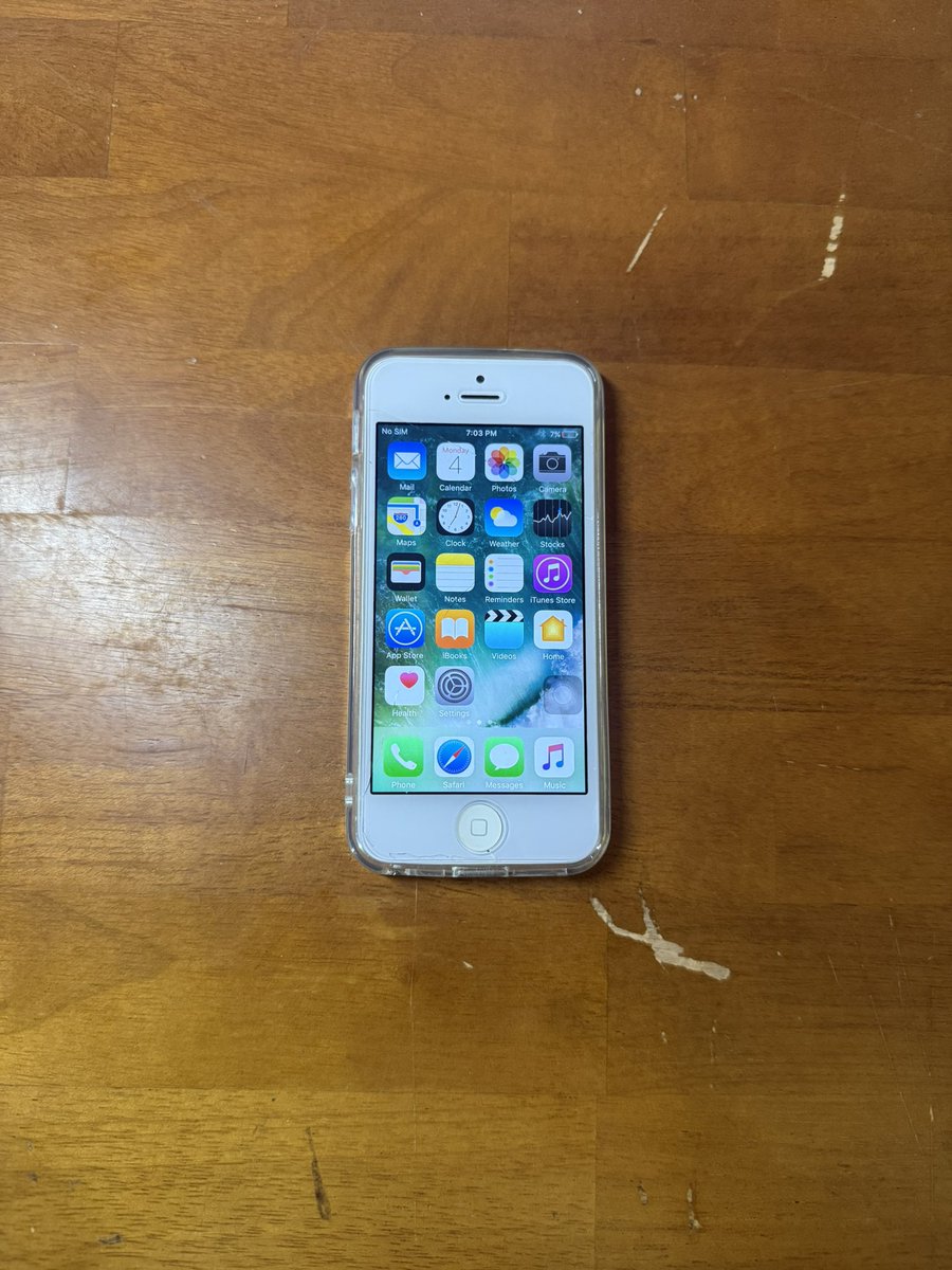 veillefleu's tweet photo. ปี้ดปี้ด ปล่อย iPhone 5s 800฿ 
-ไม่ติด iCloud
-จอแตก แต่ใช้ได้ปกติ
#ปล่อยต่อไอโฟน #ไอโฟนมือสอง #iphone5s #กล้องดิจิตอล #ปล่อยต่อiphone https://t.co/Om0AptX8sT