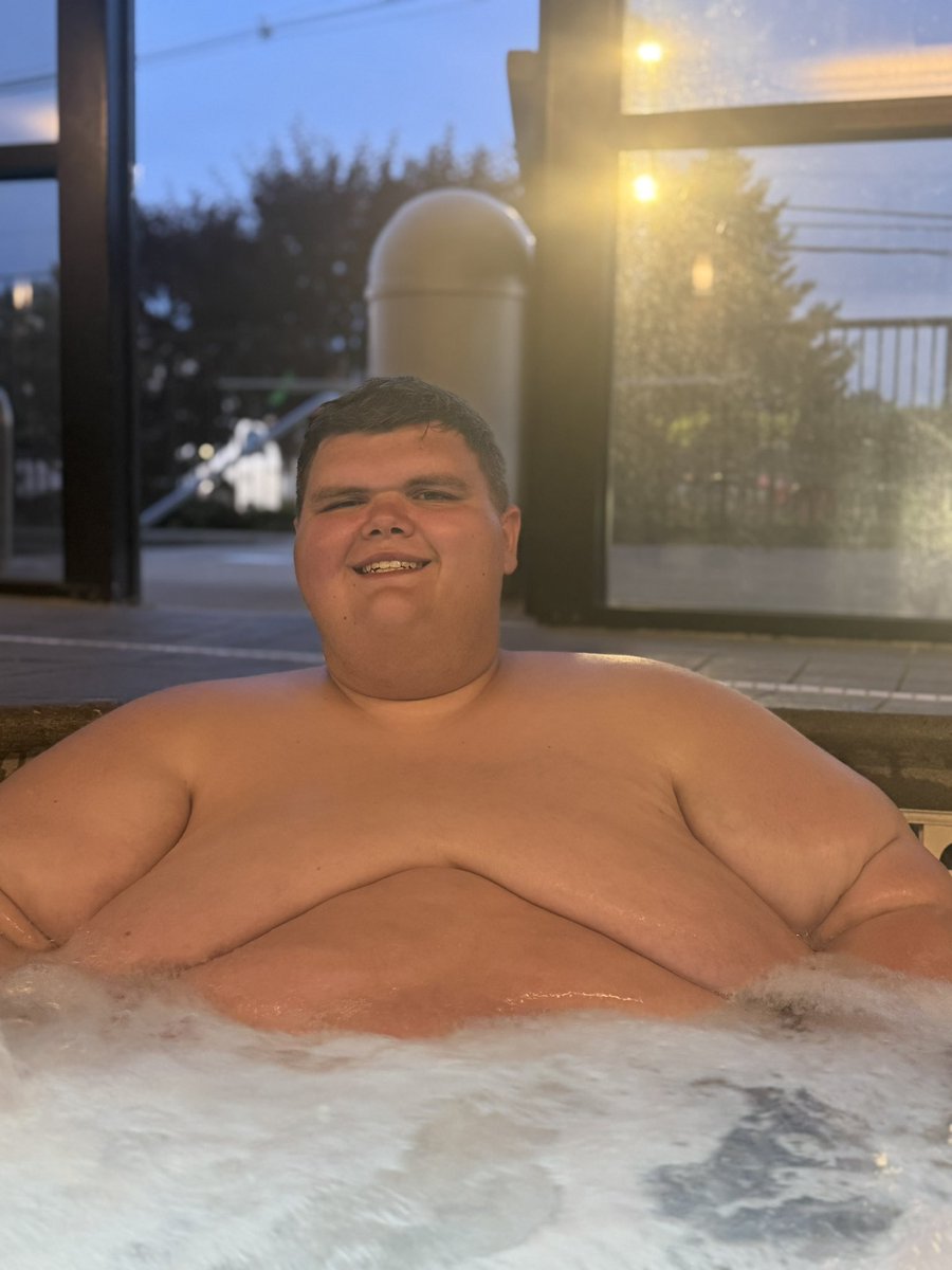thatdudereed_'s tweet image. Night #1 of this crazy week. 😁 #journey #life #hottub