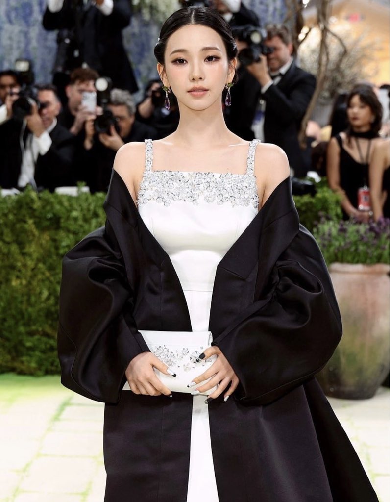 Shineeshottie's tweet photo. Both members of Kpop Girl Group Aespa NingNing and Karina attend the 2026 MET GALA in NYC 05/04/2026
#met #metgala2026 #aespa #kpop #art #karina #ningning https://t.co/R7wvCM7A9B