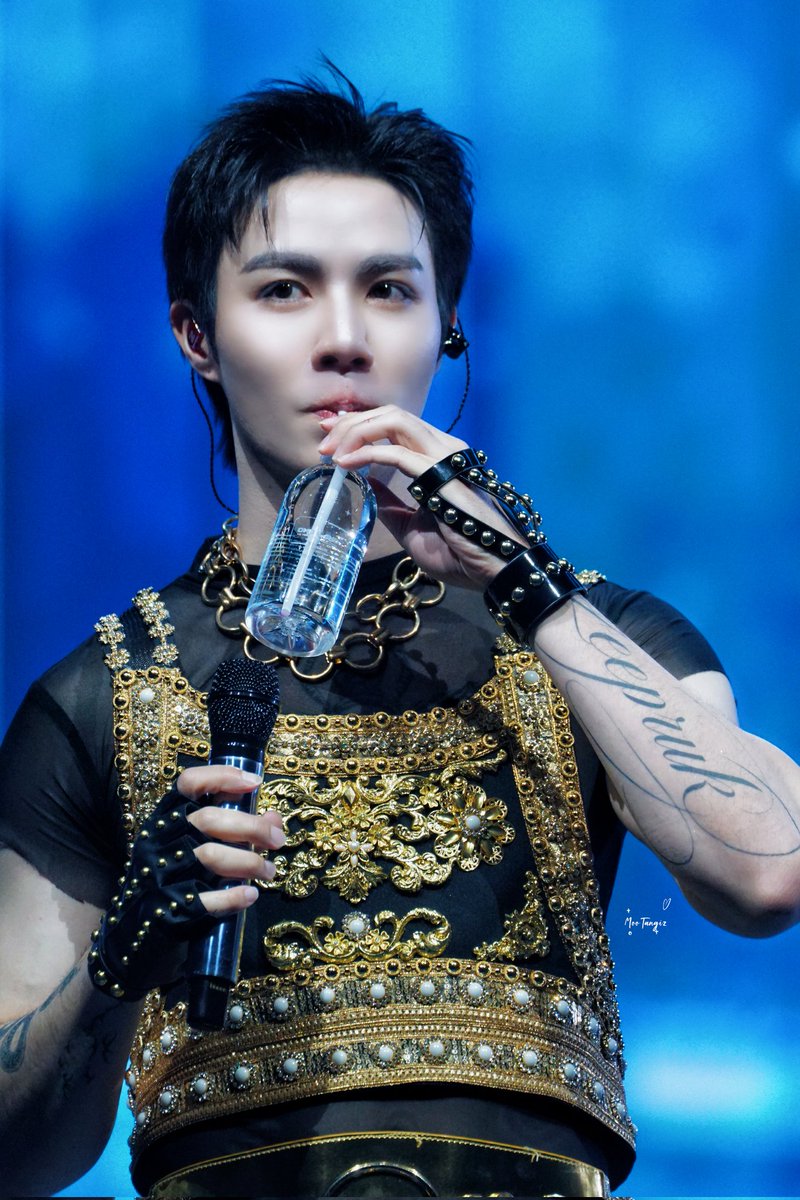 คนอะไร๊ กินน้ำยังหล่อ

#DMDLAND3DAY2
#ZEEPRUK
#ZEENUNEW