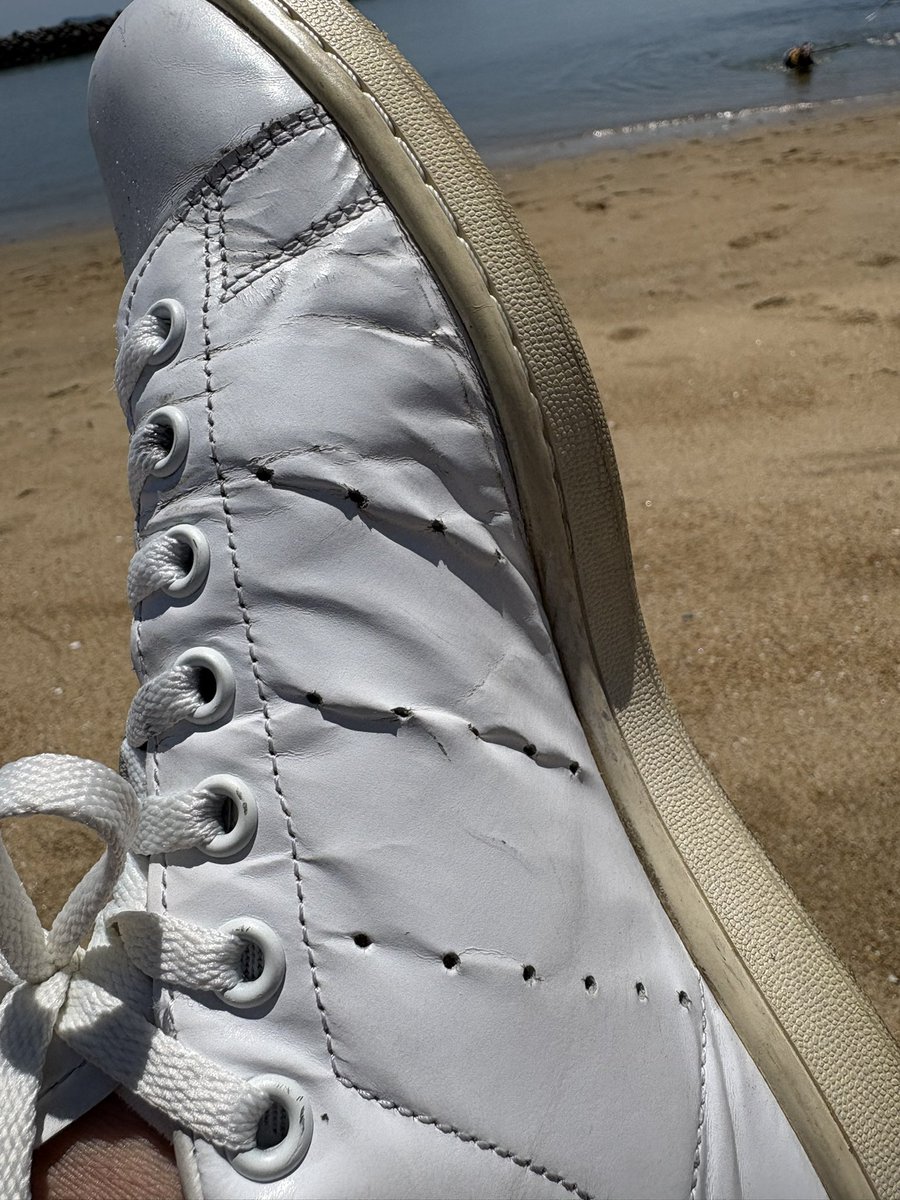 imoimo029's tweet image. #adidas
#スタンスミス

新しいの買おうかなー

もうこのガラスレザーのモデル廃盤なんだけど表面が割れ始めてきてるし。

履き心地なんて全然良くないしクッションも無し。

ただシンプルなだけのスニーカー。

だがそこがいい。