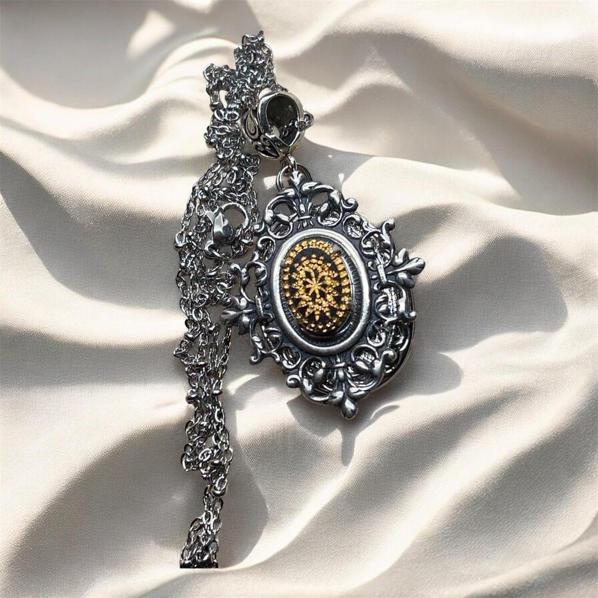 Witschy's tweet image. Vintage Starburst Intaglio Photo Locket: Silver Tone, 24 Inch Chain  witchywoman.etsy.com/listing/433350…
 #etsysuccess #giftsforher #etsyseller #handmadebyme #handmadejewelry #shop #shopping #shopsmall #onlineshopping #jewelry #SupportSmallBusiness