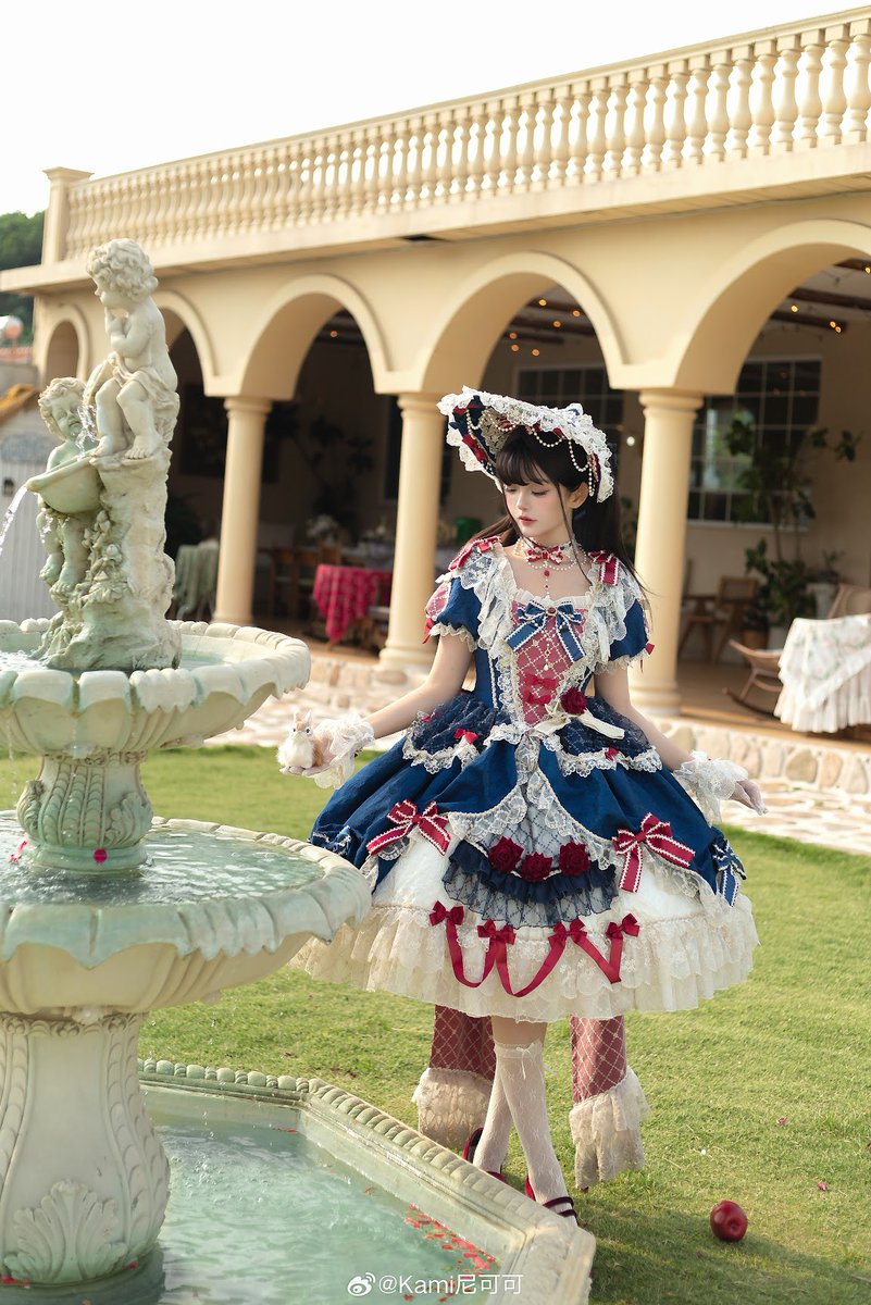 可愛らしい白雪姫のエッセンスを盛り込んだドレス。🍎 鮮やかなブルー