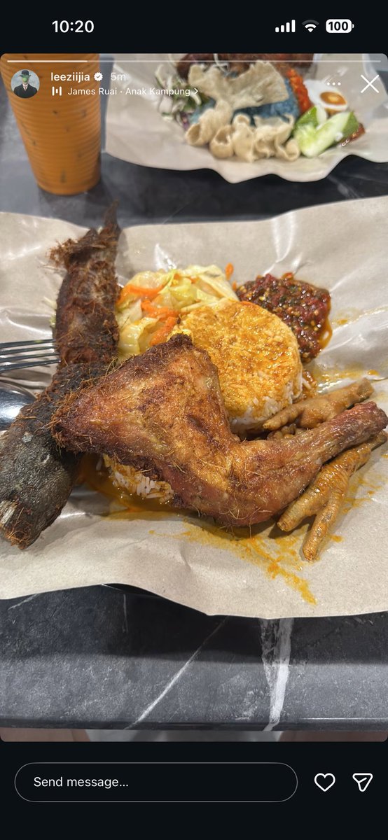 nasi kukus ayam berempah + ikan keli ke ni? ko brunch terus ke jia? bertimpa timpa lauk nya tak mcm breakfast 😭