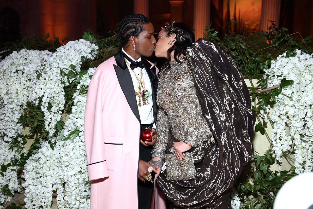 Cosmopolitan's tweet photo. Need to find a love like this… 

#AsapRocky #Rihanna #MetGala https://t.co/Ff1hcYjLB9