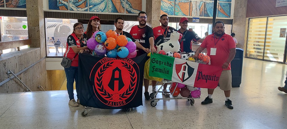 edmartmart's tweet photo. A la fiel Rojinegra: gracias por creer y por convertir la pasión en solidaridad. Hoy demostramos que no todo es fiesta o gritos; también sabemos servir y tender la mano a quien más lo necesita.
Que se vean nuestros valores, no solo nuestros colores.
¡Mil gracias a todos! https://t.co/YfRfhVNRBU