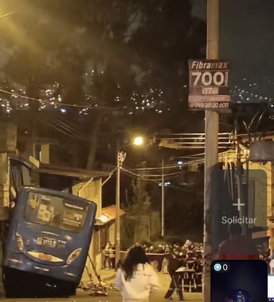NatashaRojasUIO's tweet photo. #Quito bajo ataque:

- Con toque de queda sin planificación y con ello el alto costo social y económico que significa.

- Con amenazas de paralizar el transporte para que se incrementen los pasajes.

- Con hospitales que se caen a pedazos por la negligencia del gobierno y que ponen en riesgo la vida de los ciudadanos.

Foto: Miguel T.