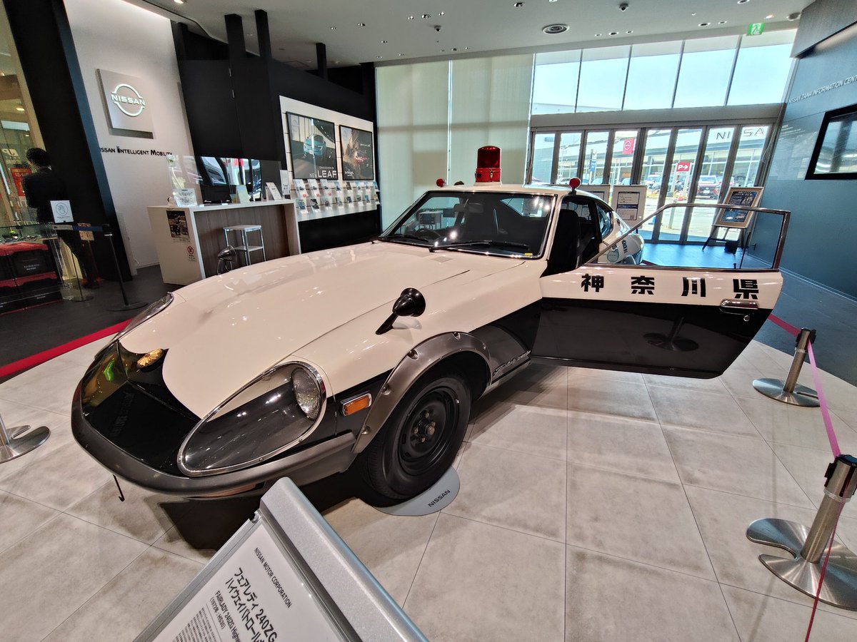 絶版未展示品 京商 1/18 フェアレディ 240ZG 神奈川県警察高速パトカー