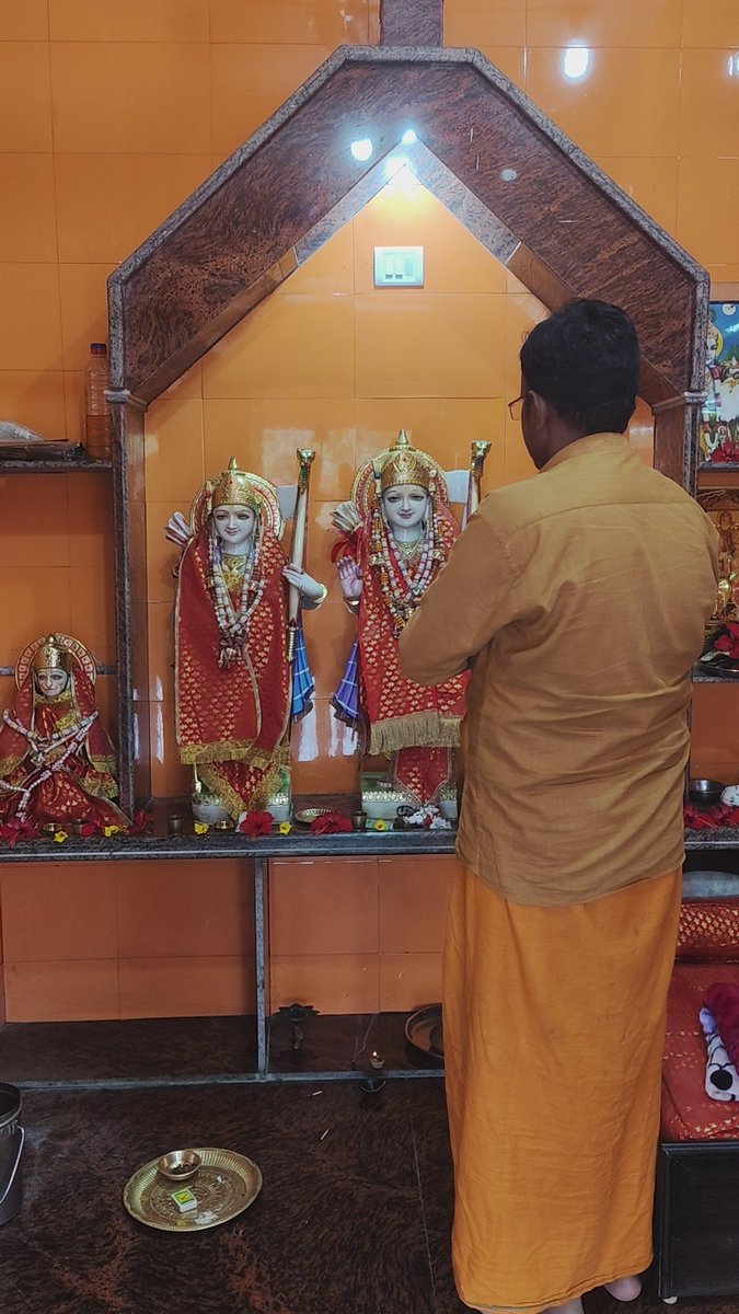 ज्येष्ठ माह के प्रथम मंगलवार 'बड़ा मंगल' की सभी भक्तजनों को हार्दिक बधाई व शुभकामनाएं।
आज श्रीराम जानकीमंदिर माउरबोझ बरईपूरा पहुंचकर प्रभु के चरणों में नमन वंदन किया।

प्रभु श्री राम के परम भक्त, संकटमोचन श्री हनुमान जी अपनी कृपादृष्टि हम सभी पर बनाए रखें।
<a href="/myogiadityanath/">Yogi Adityanath</a>