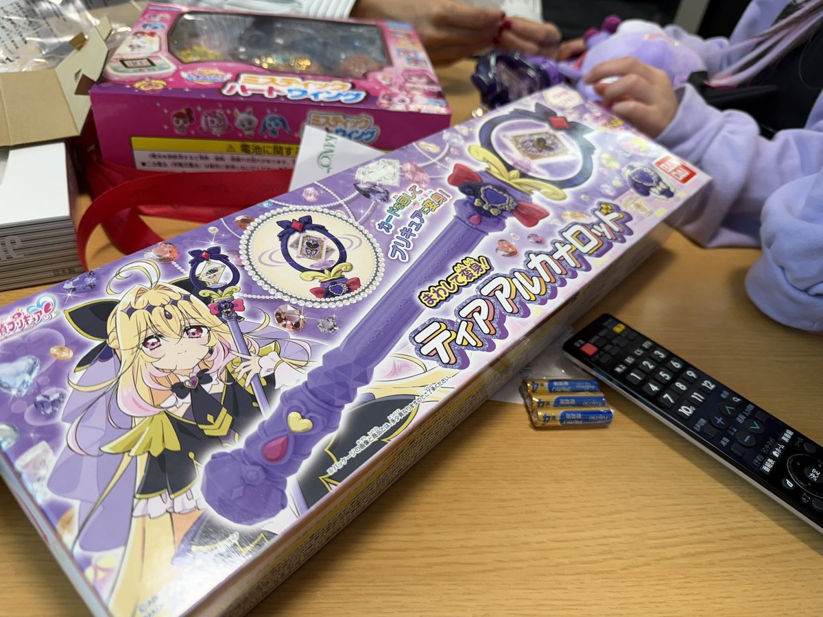 下の娘の誕生日用になんとか確保できたティアアルカナロッド。
ホームセンターのワゴンに一つだけあるのを親が見つけて確保してくれてギリセーフ😭
子供用のおもちゃだし、大人のファンの方々は少しセーブしてクレメンス…