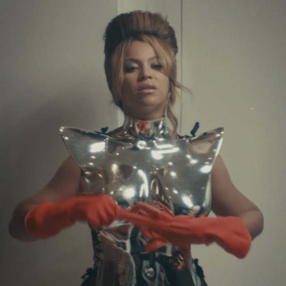 yonce_superstar's tweet photo. Nadia Lee Cohen recreated the same creative direction from Beyoncé's "I'm That Girl" for Kim Kardashian's Met Gala photoshoot.

#Beygala #metgala https://t.co/kRyjrs03uQ