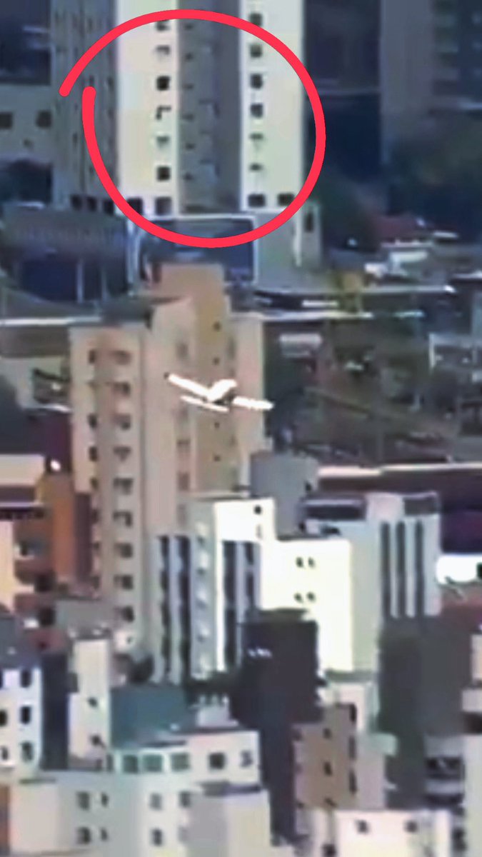 Tava revendo o vídeo do avião e vi o primeiro prédio que morei em BH. Minha prima ainda mora lá, no 14º andar. De lá sempre víamos aviões decolando do aeroporto da Pampulha, mas bem distante pegando altitude e nunca sobrevoando tão baixo assim.