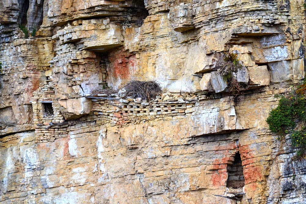 oldworldex's tweet photo. Near Chacapoyas, Peru, we find these pockets of survival on the side of the cliffs.  The red paint is a distraction.  There is no logical explanation conventional academic thought can come up with to explain these.. https://t.co/Twy4btm9kE