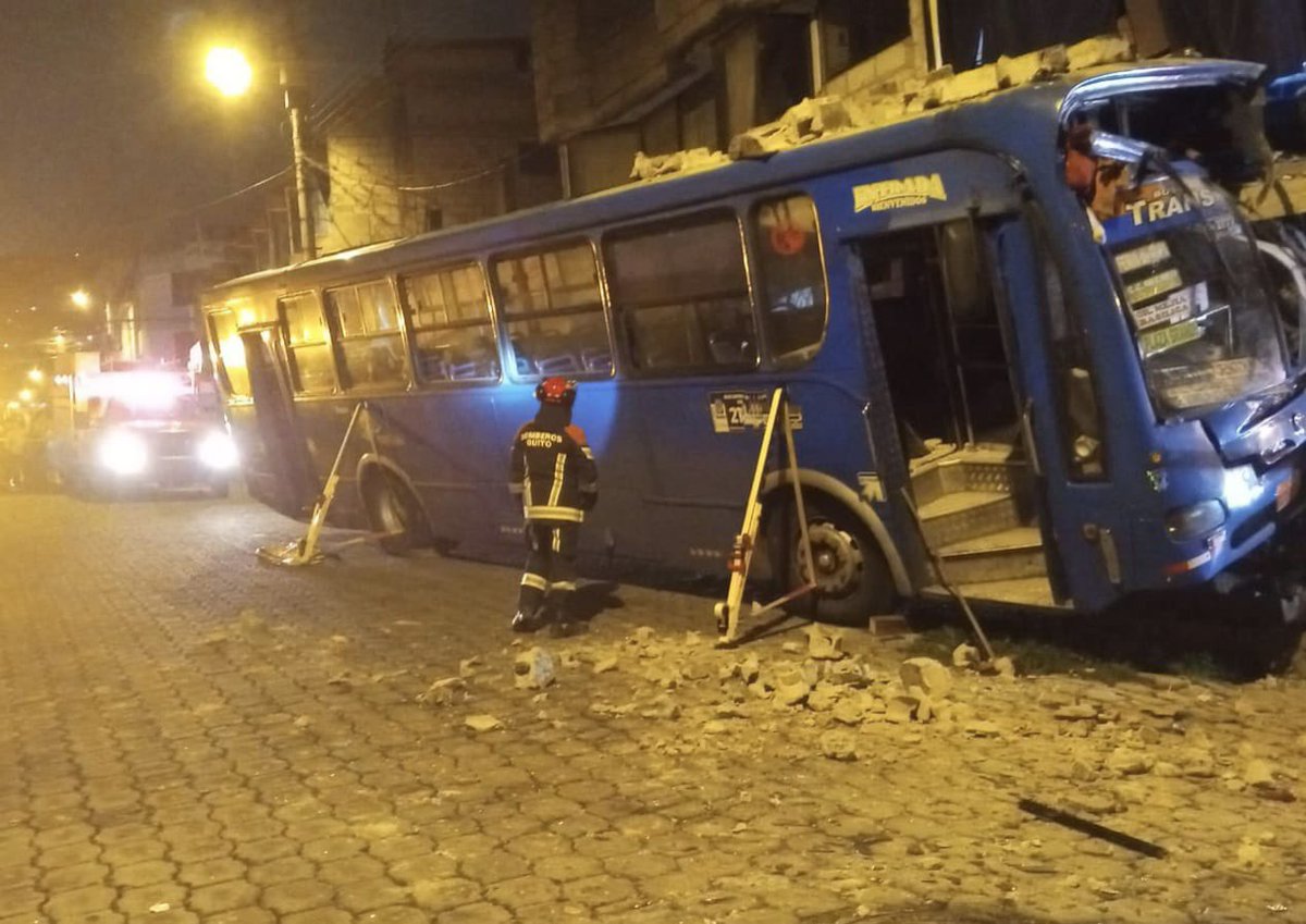 Y ASÍ EXIGEN QUE SE LES SUBA EL PASAJE…

La noche de este lunes, 4 de mayo, un bus se impactó contra una vivienda en el sector Venceremos de Turubamba, sur de Quito, durante un siniestro de tránsito atendido por unidades de emergencia.

Paramédicos brindaron atención