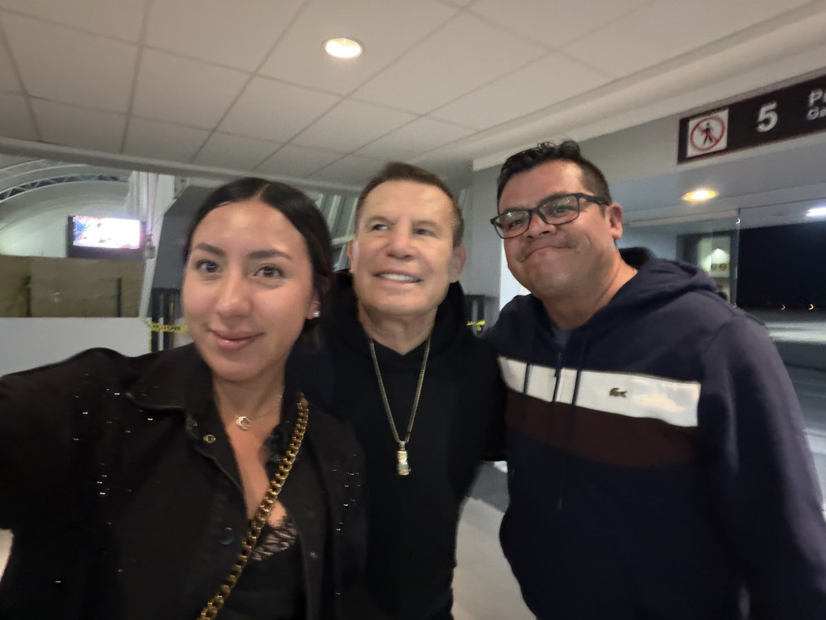 marcotoch's tweet photo. Adivinen quien acaba de llegar a puebla!!! @Jcchavez115 pa ponerse a preparar para su pelea con el travieso arce @laredcincoradio @Diario_Cambio @ParabolicaRed https://t.co/3xmroJZPdi
