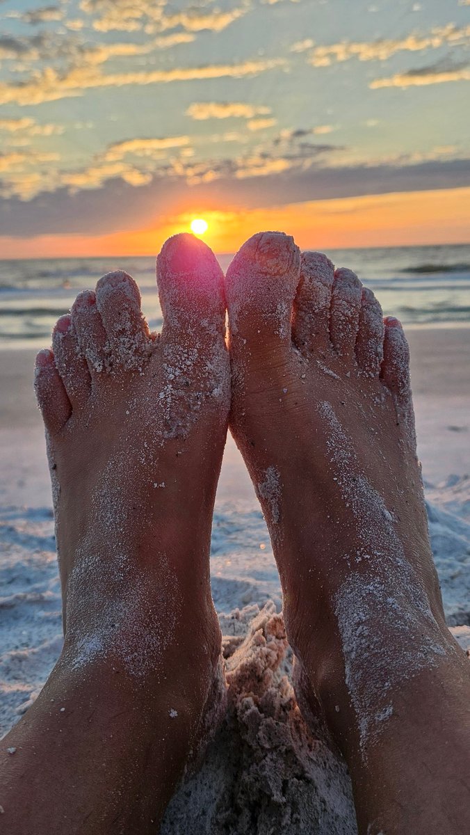 Happy Monday ✨️
●
●
Soles • wide feet • toes • pretty feet • sandy feet • meaty soles • dirty feet • stinky socks • feet worship • FFC
