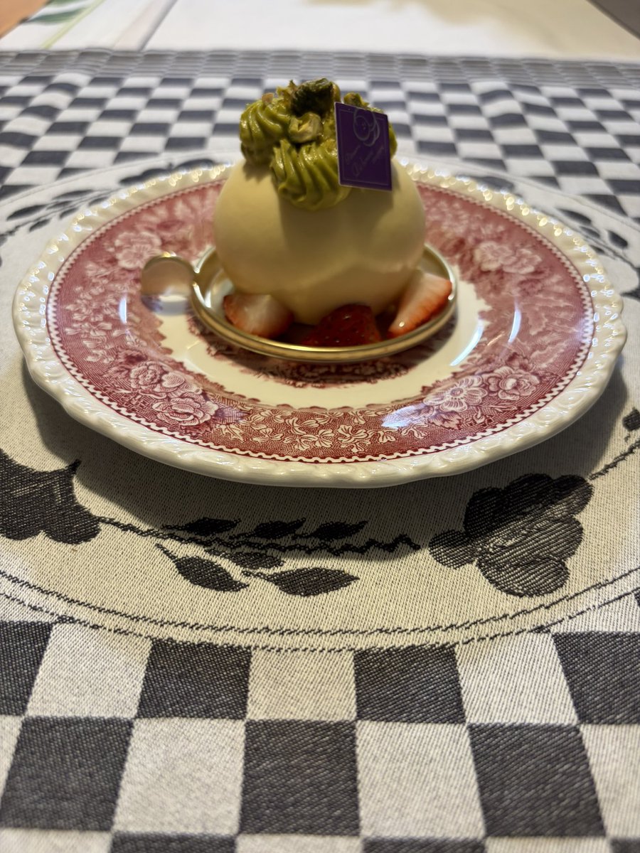 パティスリードゥボンヌオーギュル<a href="/debonneaugure/">ドゥ ボンヌ オーギュル∣湯島ケーキ屋</a>
先日、カカオエットアマンド・ピスタチオブランを買いました☺️
カカオエットアマンド
サクサクのエクレア生地・カリカリのピーナッツのパティシエール・クロッカンで濃厚なショコラシャンティを包んだ逸品です☺️
食感・風味の変化が最高でした😋👍