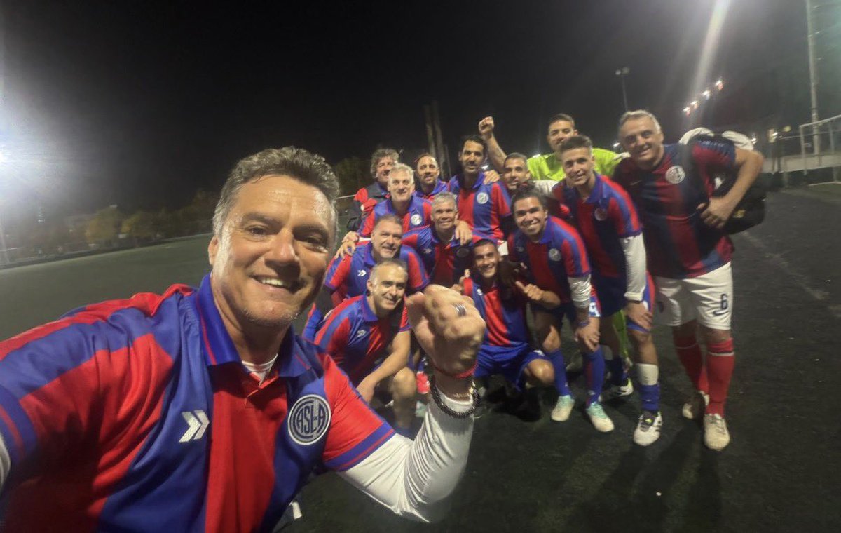 SL_Senior's tweet photo. Noche de SuperSenior en Ciudad Deportiva con triunfo 5-1 ante Los Aramos.
Vamos equipo!
Vamos Ciclón!💪💙❤️ https://t.co/HYmdxCKpOH