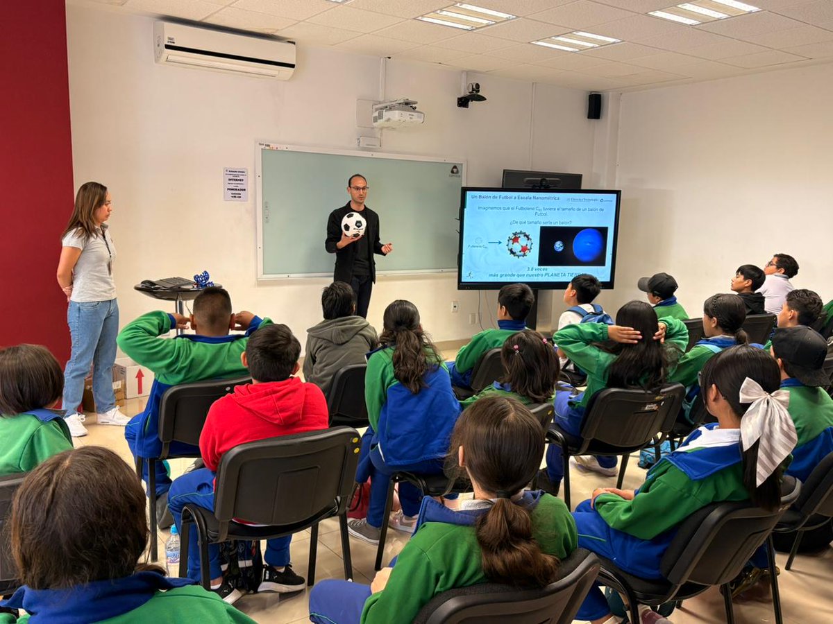 Secihti_Mx's tweet photo. ⚽🤖 ¡La ciencia y el futbol juegan en la misma liga! 
Continúan las actividades #RumboalaCopaFutBotMX 2026, aprendiendo sobre materiales del futuro y retos de robótica con el @CiateqMX 🛠️✨ 

#Secihti #CienciayTecnología #MundialSocial2026

➡️1/3 https://t.co/tuukPjjD60