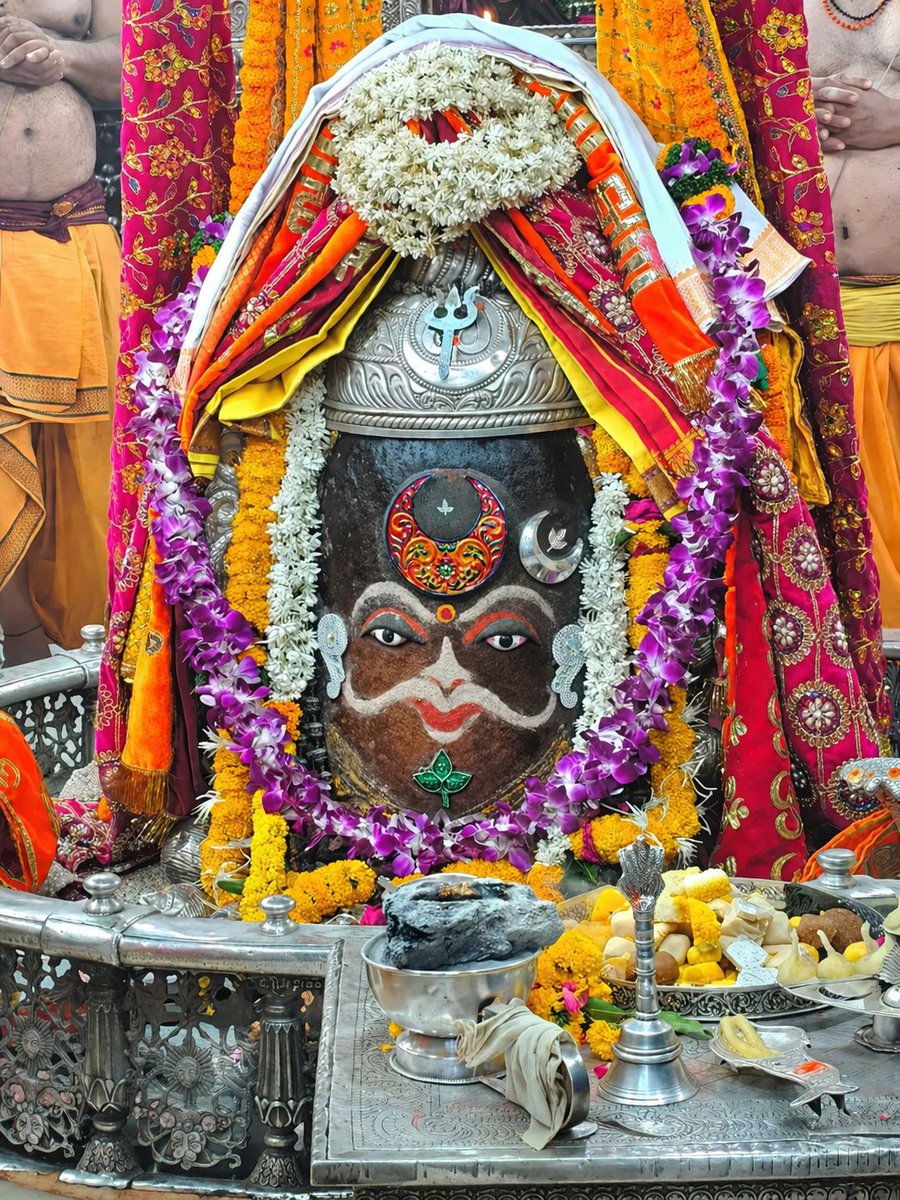 ।। श्री गणेशाय नमः।।
🌹🌹 जय हो राजा महाकाल की🌹🌹
 🌹🌹 जय हो शिखर बंद बाबा की🌹🌹
 🌹🌹 जय मां शाकंभरी 🌹🌹
 🌹🌹 जय श्री श्याम 🌹🌹

अवंतिका नरेश स्वयं भू दक्षिणाभिमुख तृतीय ज्योतिर्लिंग राजा महाकाल के आज 05.05.2026 के प्रातः कालीन भष्म आरती श्रृंगार दर्शन..

जय श्री महाकाल 🙏