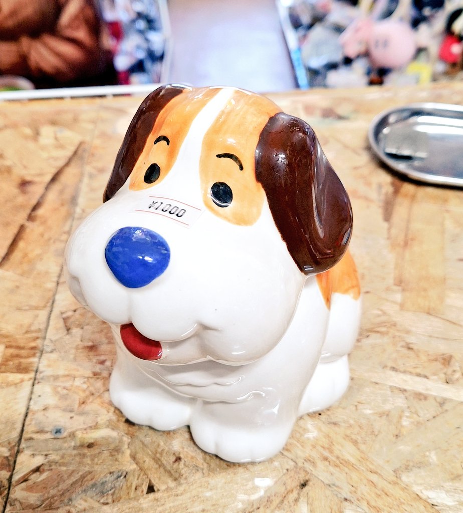 三洋証券 陶器製犬の貯金箱入荷しました❗ 1000円になります⭕