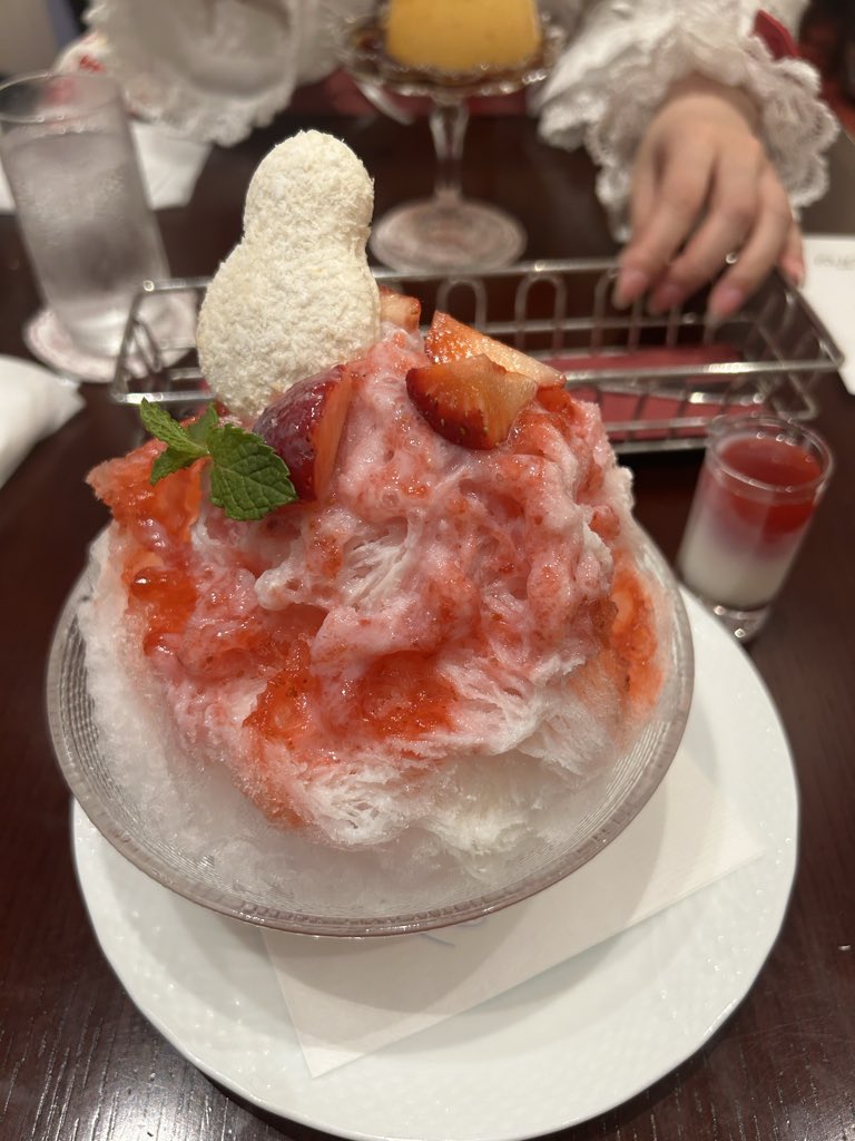 コロンバン原宿サロンさんのかき氷！！おいシロップあるの嬉しい！！この日は暑かったから最高だったー！雪だるまちゃんが可愛い！