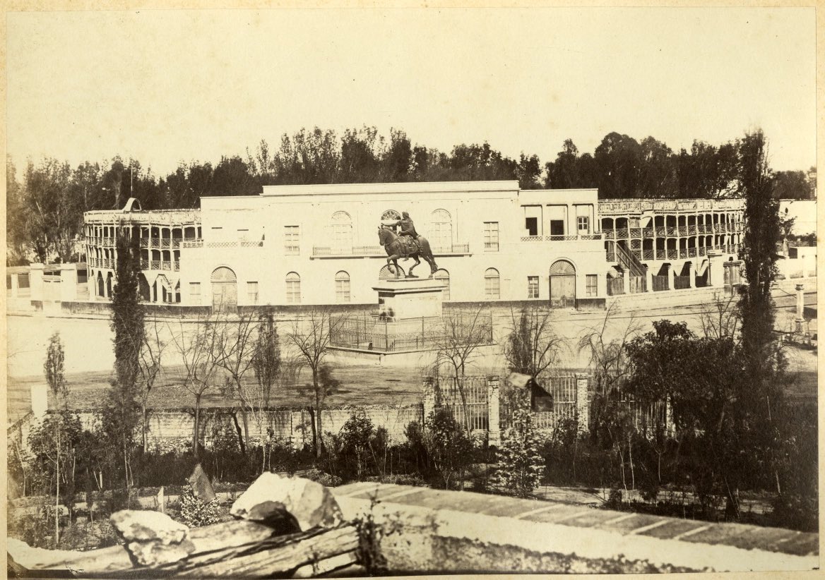 Cuauhtemoc_1521's tweet image. Te imaginas una Plaza de Toros en la esquina de Paseo de la Reforma y Av. Juárez? Comparto una magnífica imagen de  Henry Riffault de alrededor de 1863-1867 donde de aprecia la que fuera la Plaza de Toros más grande de #CDMX, la del Paseo Nuevo. Noten la escultura ecuestre del