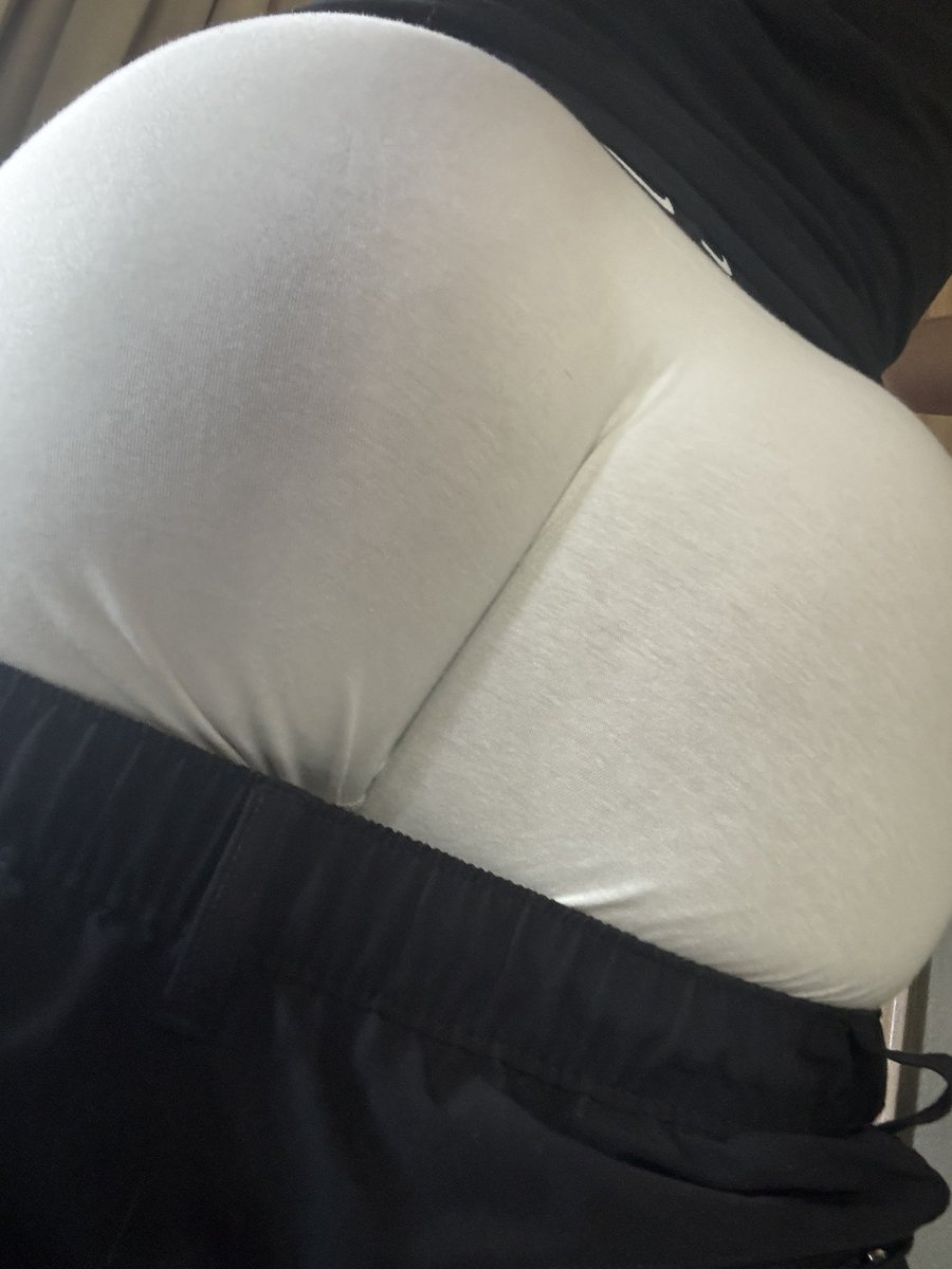 B 🍑 tweet media