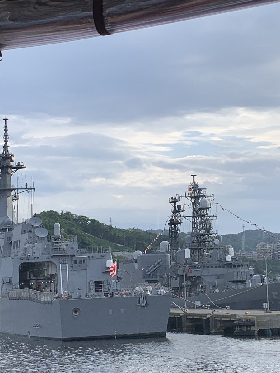 33saesan's tweet photo. 親友と定期的に行く横須賀で食べた、護衛艦まやの海軍カレー（ミカサカフェ）とリアル護衛艦まやと原子力空母のジョージワシントン（初めてみた）
#横須賀 #海軍カレー #軍港巡り https://t.co/f3LKHwmhqu