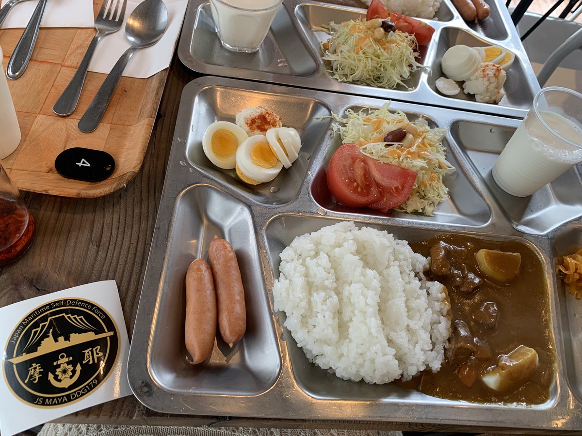 33saesan's tweet photo. 親友と定期的に行く横須賀で食べた、護衛艦まやの海軍カレー（ミカサカフェ）とリアル護衛艦まやと原子力空母のジョージワシントン（初めてみた）
#横須賀 #海軍カレー #軍港巡り https://t.co/f3LKHwmhqu