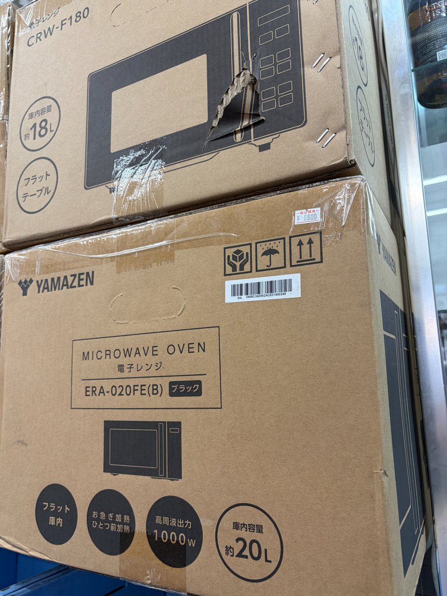 在庫状況と商品案内。Amazon Echo Show 5 （第2世代） 税込2980円は現在庫280個。Echoが18個入る デリバリーバッグ税込2000円。オセロなら大敗している Bluetoothスピーカー税込1500円。出力1000wでは安いかもw 電子レンジ ERA-020FE(B)税込8800円。 #akiba