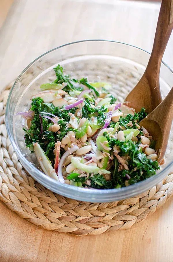 Living_Lou's tweet image. White bean salad with tuna and a homemade salad dressing is a fantastic recipe. 💕

The salad uses kale, lemon, white beans, tuna, celery, apple and onion. The dressing calls for lemon, garlic, maple syrup and olive oil.

RECIPE: buff.ly/THamP0q
#salad #recipe