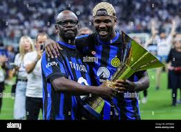 Sebelahkampus's tweet photo. permainan inter milan musim ini, seimbang dan presisi
seperti filosofi pancasila.

bukan gaya kapitalis yang serba individu dan cari gol sendiri, bukan pula gaya komunis yang semua pemain dipaksa pressing mati-matian tanpa ruang kreativitas. 

Pancasila seperti tim yang setiap pemainnya menghormati aturan lapangan, saling umpan dengan musyawarah, menjaga persatuan tim, dan memastikan semua dapat kesempatan mencetak gol, sehingga tim tetap solid meski lawannya kuat atau cuaca berubah-ubah.

selamat atas scudetto yang diraih di lapangan @inter 
fino alla fine
 
gak kebayang Lilian Thuram dibuli lagi sama tifosi inter pas perayaan wkwkwk

kita salah beli Thuram ga si? @JCIndonesia @MamatAlkatiri