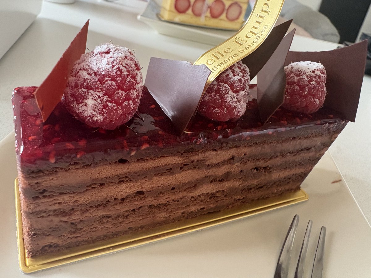 aIgxKTJe1Tzi68f's tweet photo. 最近お気に入りのケーキ屋さん
チョコ系が好きだけど次はタルトと焼き菓子を狙い撃ちする😼
#LaBelleEquipe https://t.co/KPmaGB1eaQ
