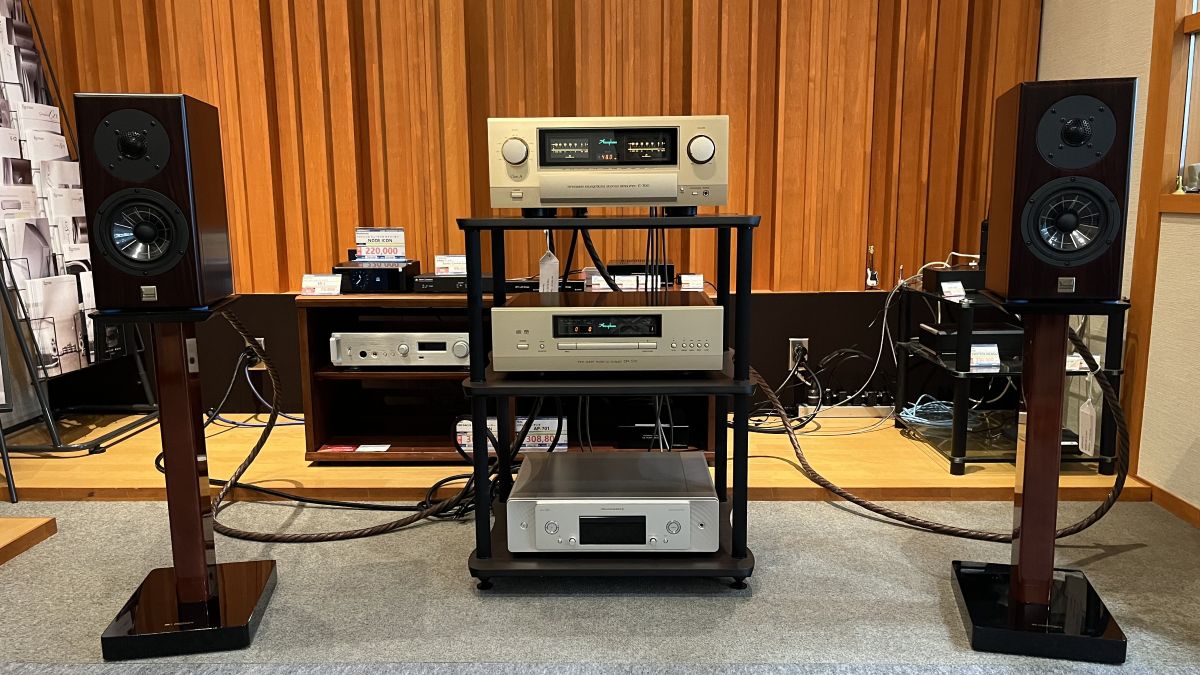 Yokkaichimusen's tweet photo. 本日朝イチ試聴のお客様用にセットアップ。ケーブル変えて、機器取り換えて予算と機器のグレードに悩まれましたが、一先ずスピーカーは決定。アンプとケーブルのご返答お待ちしております～😊
#Accuphase #ViennaAcoustics #TAOC #Kripton #HaydnSE #WireWorld https://t.co/bplAZLMRWY