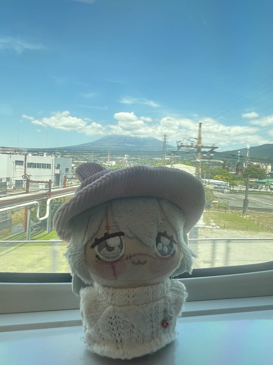 【🗻】

おれがしってるふじさんとちょっとちがうけど、とてもおおきい
なかみは漏瑚とおなじだけど、おやすみちゅうらしい🌋

#mahito
