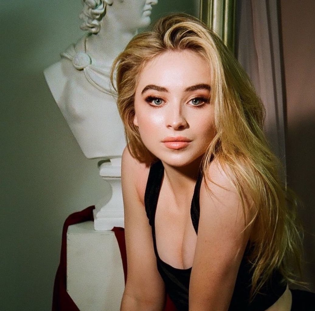 tastetobrina's tweet photo. la manera en la que sin tanto rubor y con su frente descubierta fácilmente vuelve a ser la sabrina del 2018/19 pero acá hay gente que cree que se hizo algo en la cara jajdjd https://t.co/TvbkdSoGKX