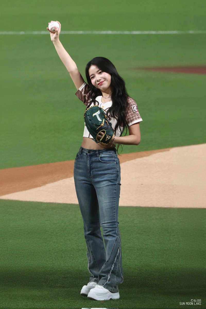 rinamii__'s tweet image. TSG Hawk's new foreign pitcher????

She's pretty and so hot!!!! And so good at pitching! When is her next match? Will definitely tune in on the game 😊

#SOLAR #솔라 #ソラ #金容仙 
@RBW_MAMAMOO
