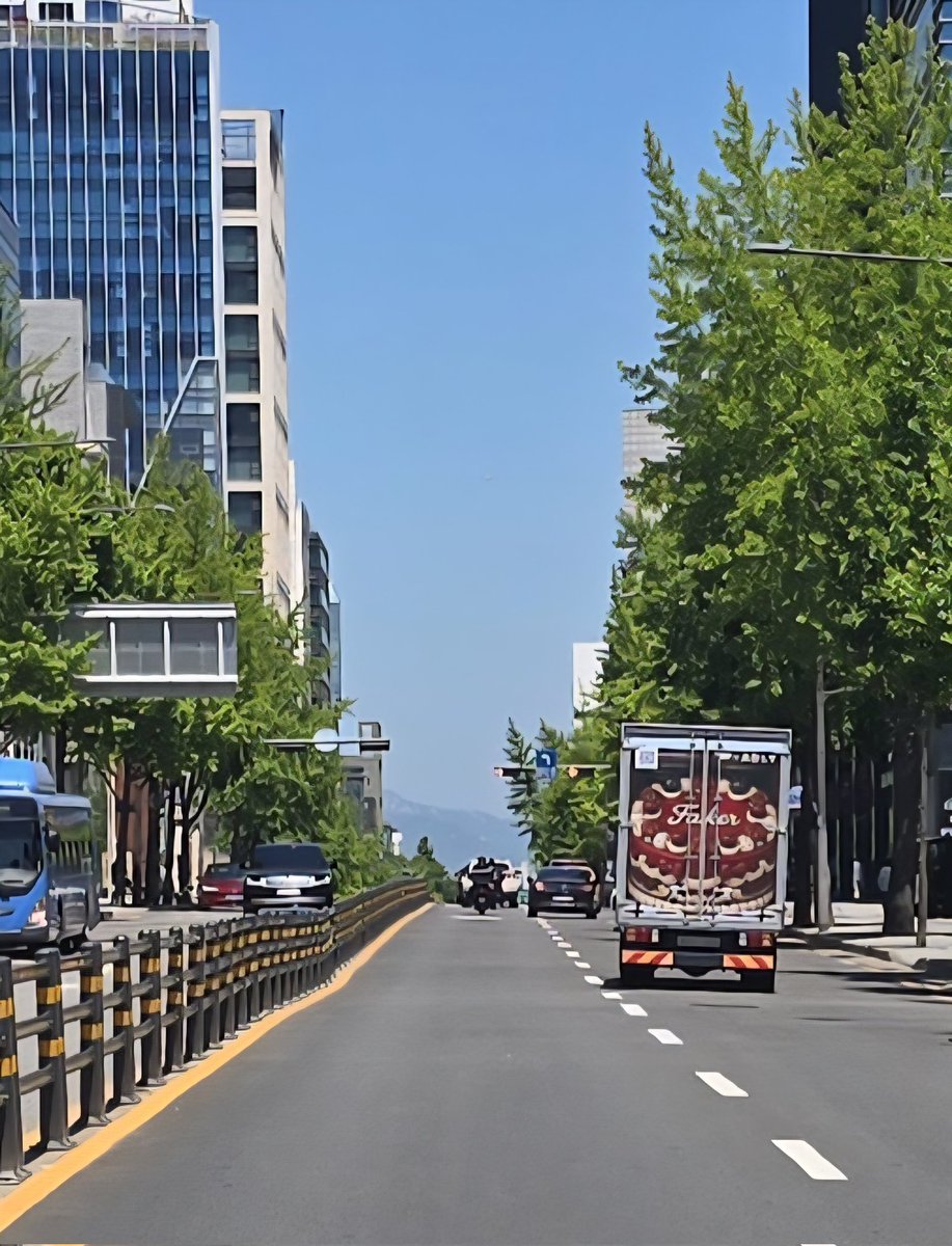 멀리서 본 페이커 생일트럭