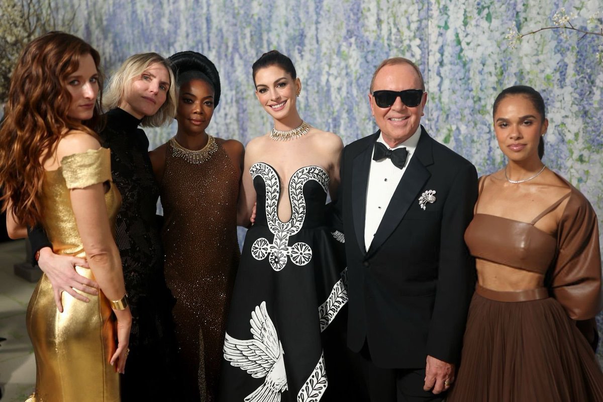 🇺🇾🇺🇾 La uruguaya Gabriela Hearst posando en la #MetGala junto a Anne Hathaway y Michael Kors.