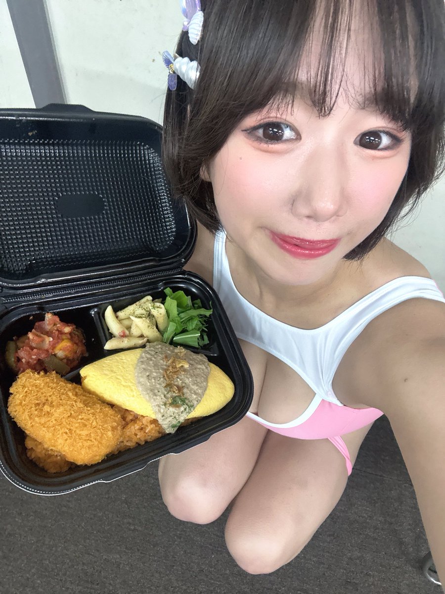 お弁当たくさんあって悩み狂ってたところ、「オムライスが高いらしいよ」との声を聞き、今までの悩み時間はなんだったんだ？という速さでオムライスを手にしました。とても、とても美味しかったです。 卑しさと切なさと心強さと🙂‍↕️ https://t.co/2LWPR64kx0