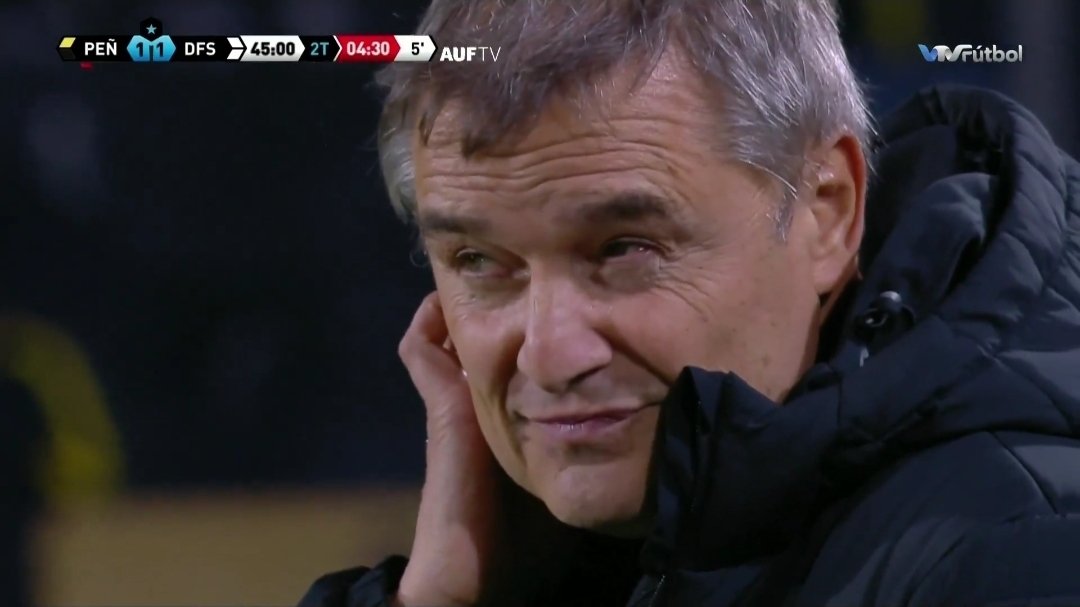 la cara de un tipo al que le están haciendo la cama... duele.
