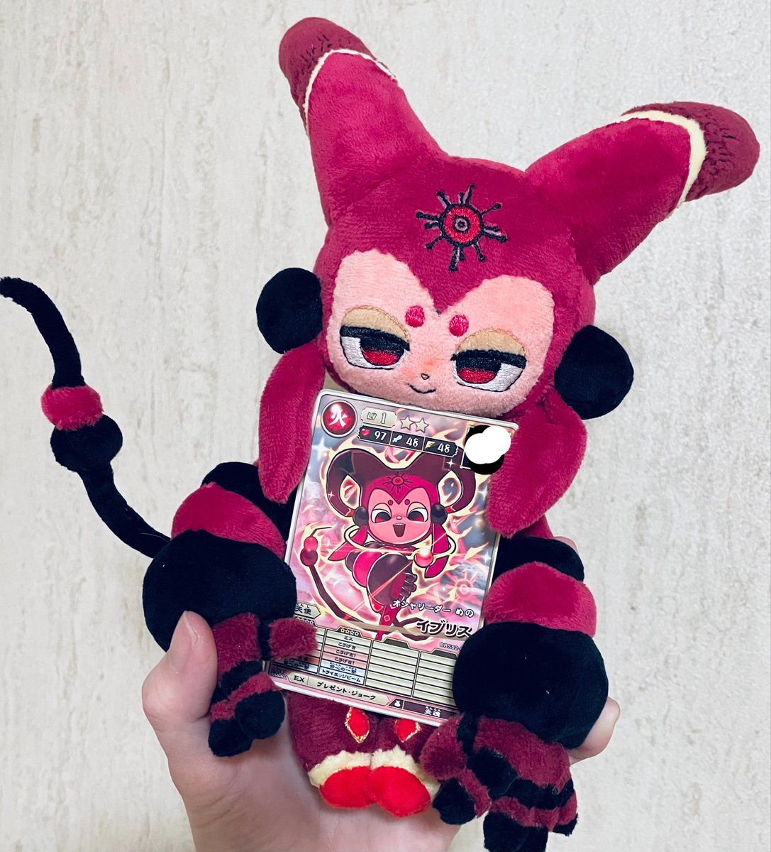 刺繍シートまだ全然取り除けてないのですが一応形になったので載せますね！！！

オレカバトル2 よりイブリス（オレモン仕様）を製作しました！一部省略・簡略化してる部分ありますがなんとか形になって良かったー！！トイスケルトン入りなのでポーズが取れます🎶

#オレカバトル2
#オレカ手芸部