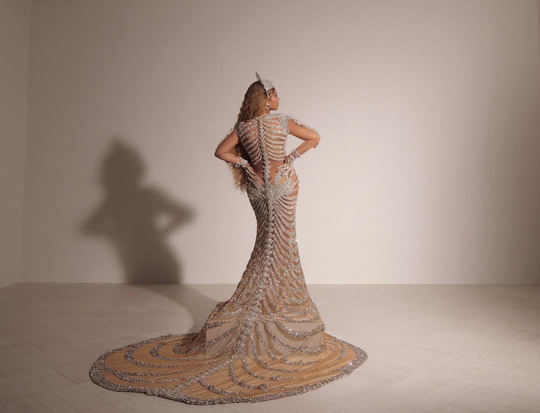 Beyfeitor's tweet photo. Beyoncé não foi com um Balmain, ela foi com um OLIVIER RAUSTEING. Ela é um espírito tão lindo e respeita a todos e sua arte.  #MetGala https://t.co/2CCZersb2l